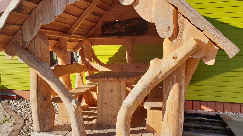 rustikaler_Pavillon_Holzmarkt_Woerlitz2.jpg